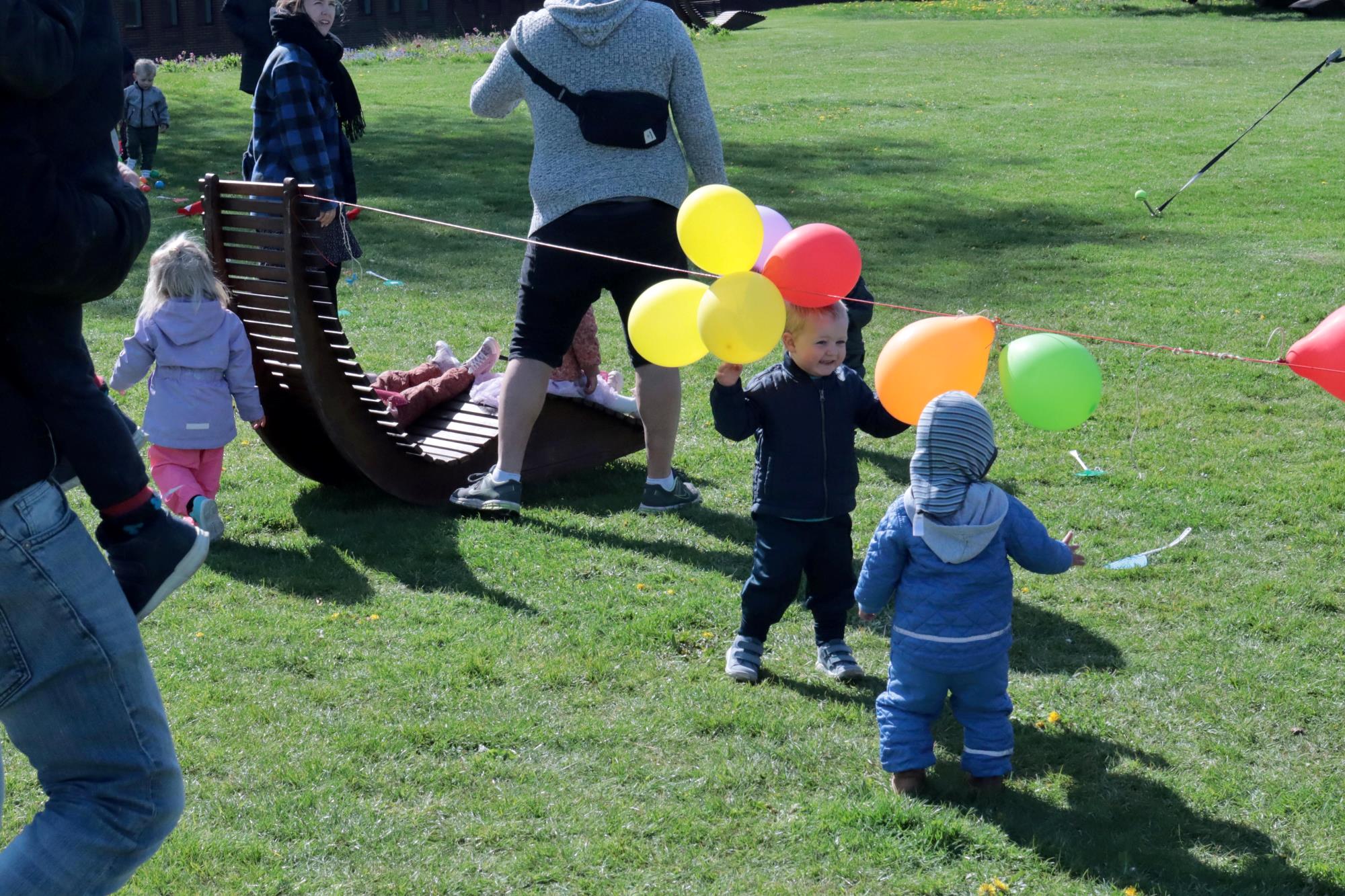 Børn fra dagplejen leger med balloner i Rådhusparken